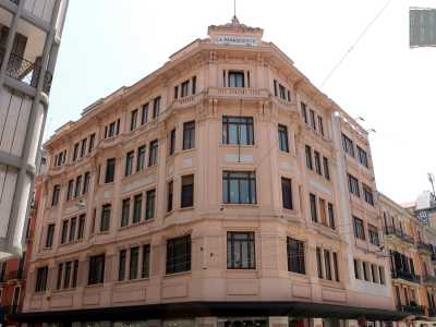 ...e soprattutto lo storico palazzo della Rinascente, progettato in stile art nouveau dall�architetto Rampazzini nel 1924 e sede per ottant�anni dell�omonima catena di negozi. Anch�esso oggi ospita un grande magazzino internazionale: �H&M�